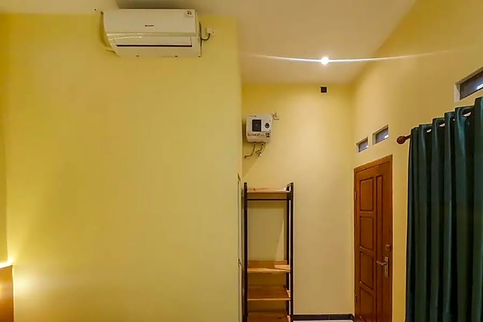 Urbanview Hotel Sakura Kampung Inggris Pare by RedDoorz