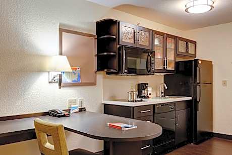 STUDIO, SUITE, QUEEN/QUEEN, KITCHEN