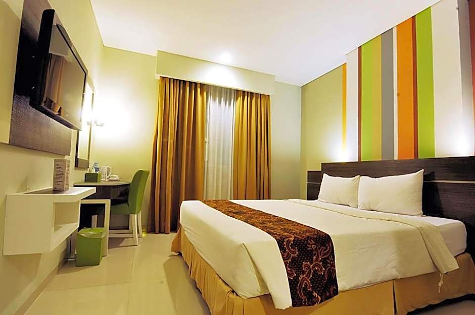 Pose In Hotel Solo