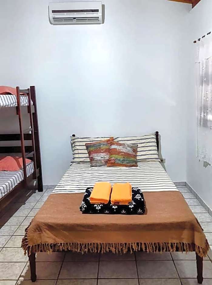 Suíte Pé na Areia- Espaço Independente na Praia do Curral com localização privilegiada - simplicidade e comodidade com o pôr do sol mais lindo de Ilhabela - melhor custo benefício para até 4 pessoas , na Av José Pacheco do Nascimento nº 7682