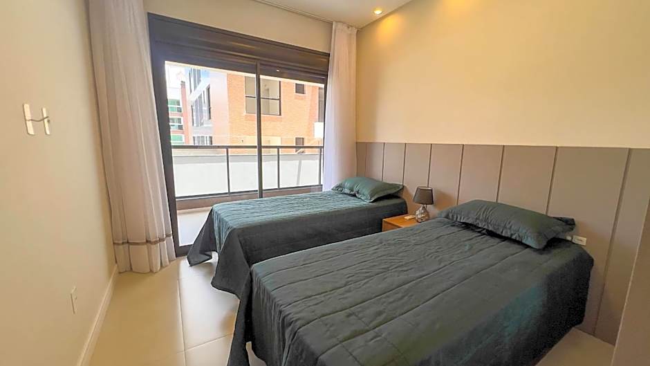 Recanto dos Girassóis 203 - Excelente apartamento 2 quartos em prédio com piscina - à 200m do mar - (Consultar serviços de roupa de cama e banho)