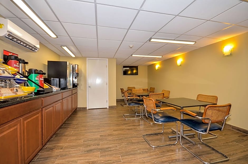 Days Inn by Wyndham Southern Hills/ORU