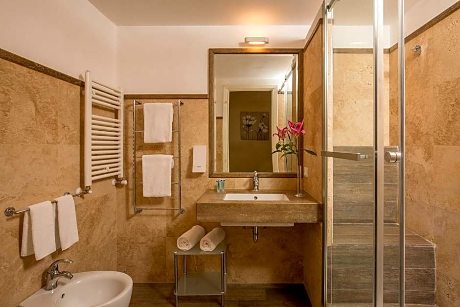Aenea Superior Inn