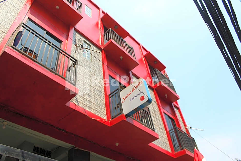 Snow White Residence near Grogol Mitra RedDoorz