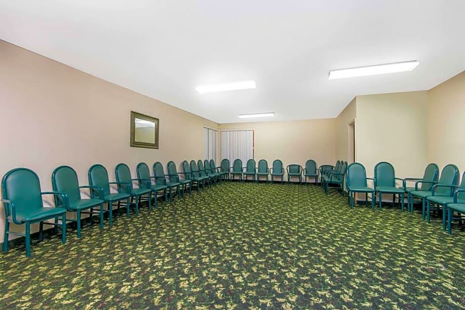 Blue Way Inn & Suites Wichita East