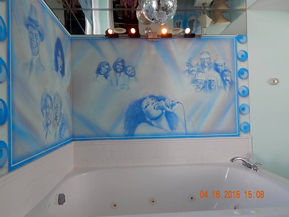 Photo 1 of 4 of 1 King Bed, Jetted Tub