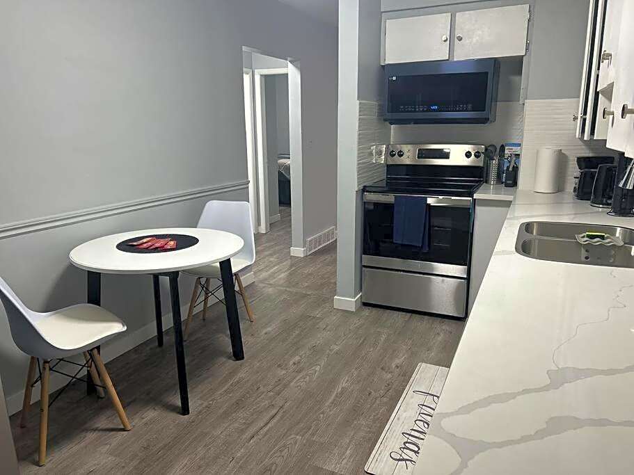 Cute Highland Park Upper B Unit