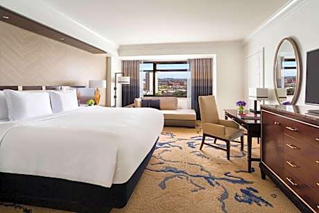 Deluxe King Room with Roll-In Shower - Mobility Accessible