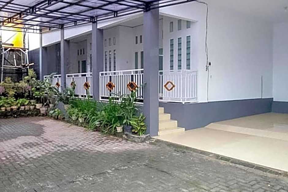 Anind Guest House near Museum Angkut Batu RedPartner – Batu, MO