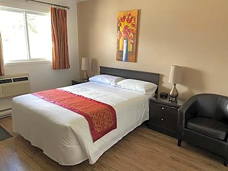 Standard Room with One Queen Bed