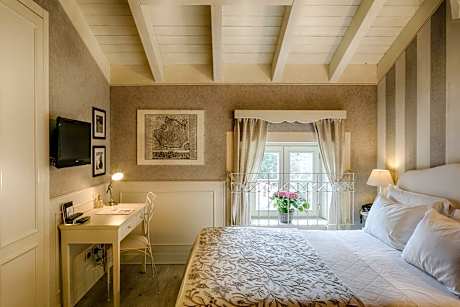 Double Room with Partial Lake View