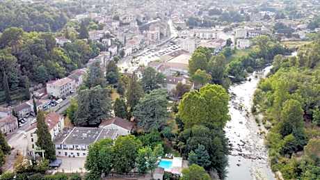 Logis Hotel Restaurant Les Cedres