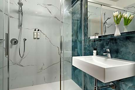 Standard Double Room, Partial Lake View (2 Twin Beds)