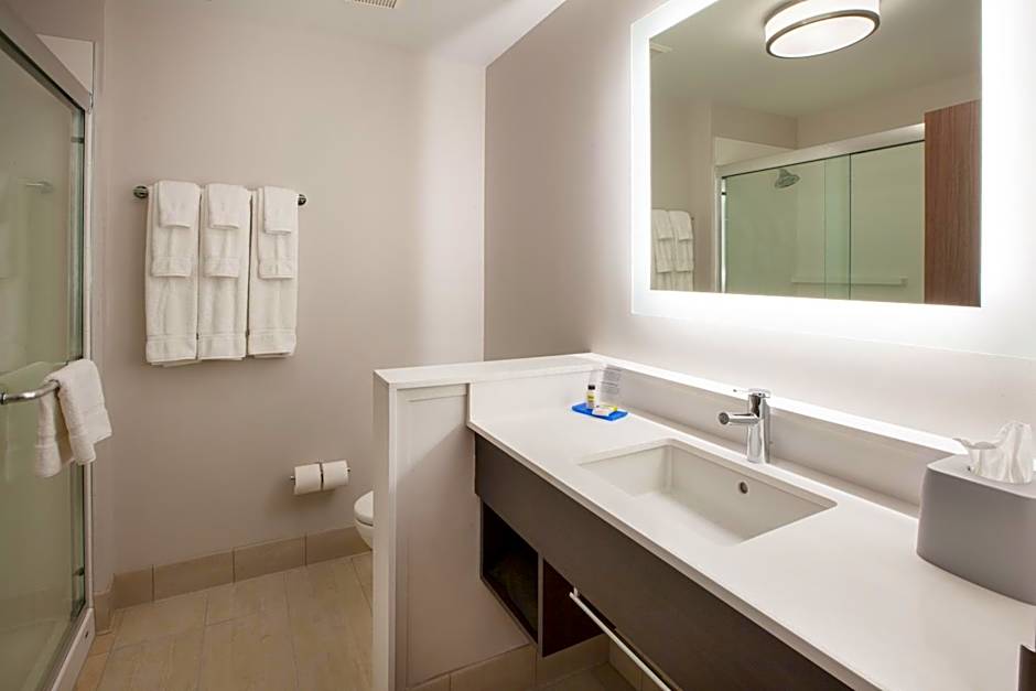 Holiday Inn Express And Suites St.Thomas. By IHG