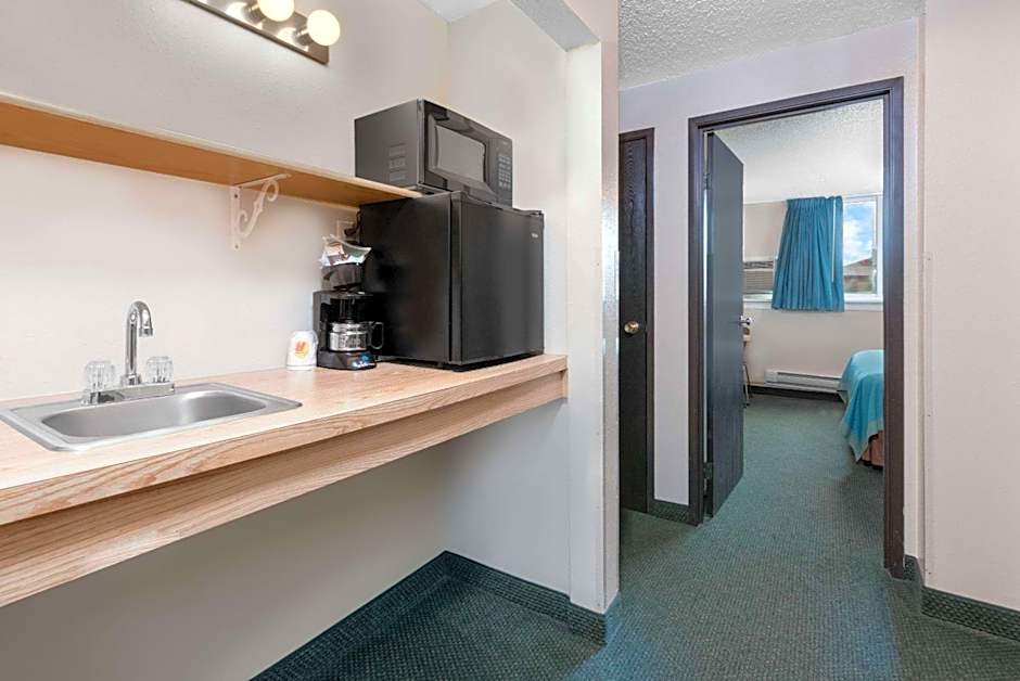 Super 8 by Wyndham Huron