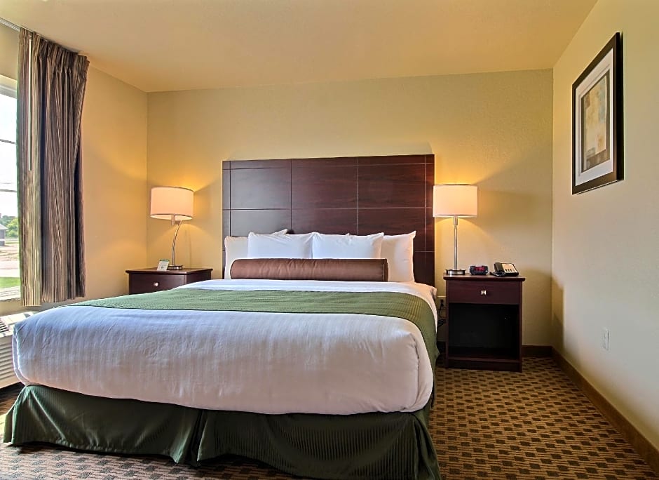 Zdjęcie 1 z 5 — Extended Stay 1 King Bed Suite, Accessible