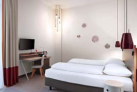 Lounge Accessible Room