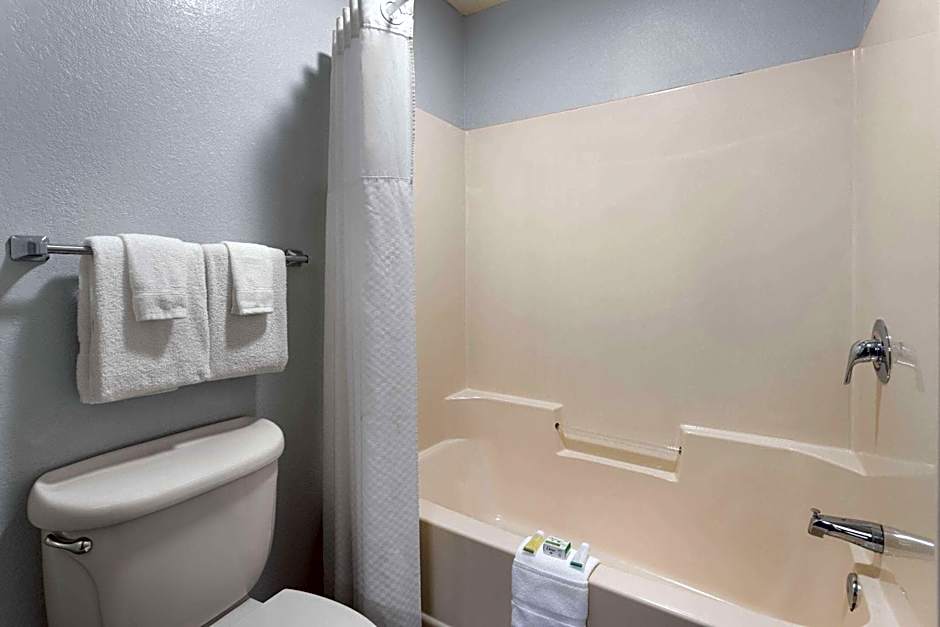 Days Inn by Wyndham Iron Mountain