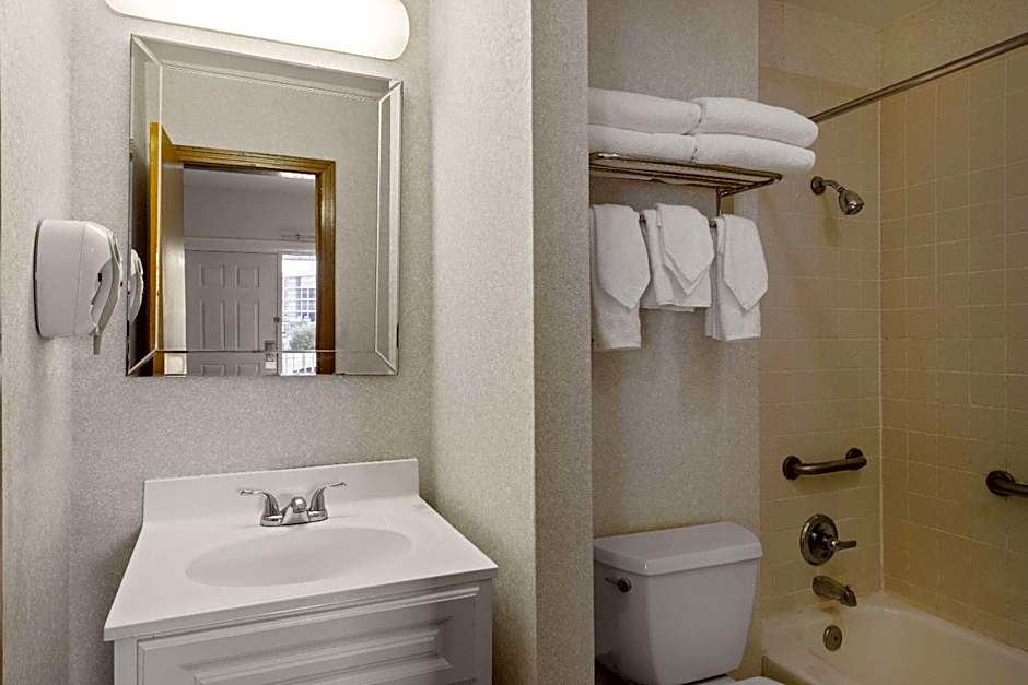 Days Inn by Wyndham Kill Devil Hills Oceanfront - Wilbur