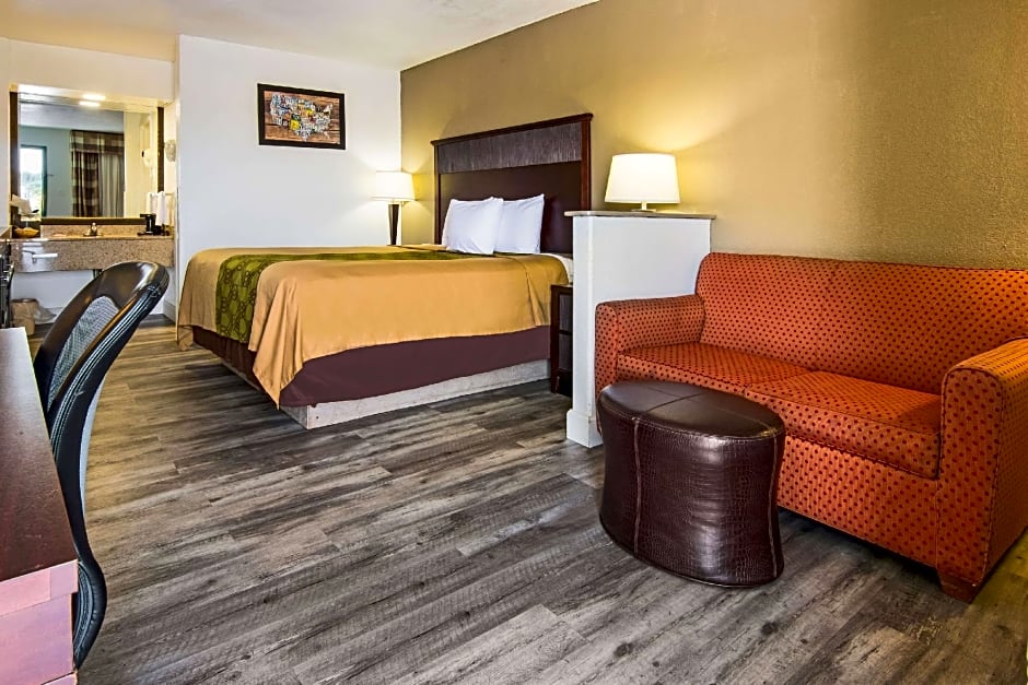 Econo Lodge Inn & Suites Macon