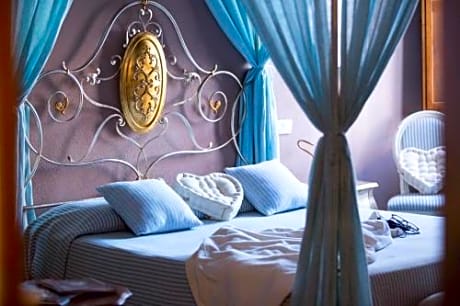 King Suite with Hot Tub with Spa Package