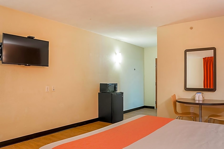 Motel 6-New Orleans, LA - Near Downtown