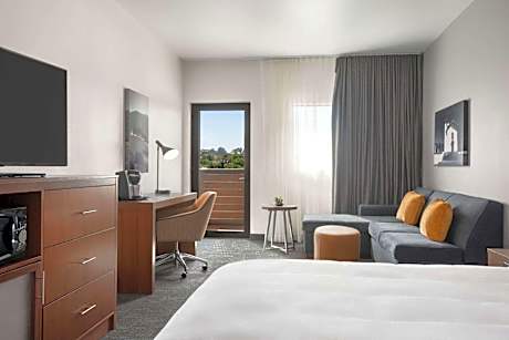 Deluxe Executive King Room - Non-Smoking