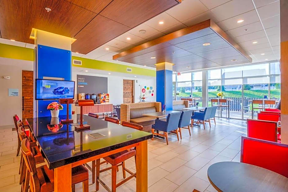 Holiday Inn Express & Suite Milroy - Reedsville By IHG