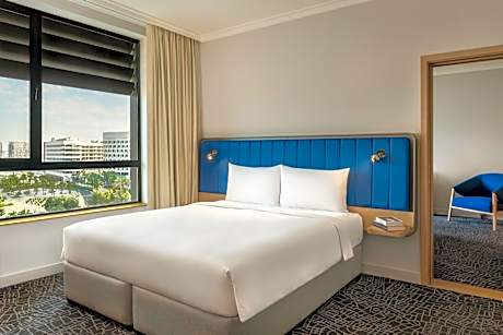 Deluxe Family Suite with Plaza View - Theme Park Access
