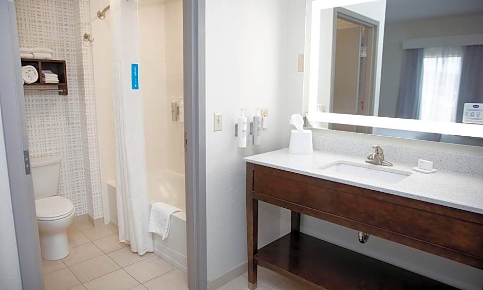 Hampton Inn & Suites Williamsport-Faxon Exit