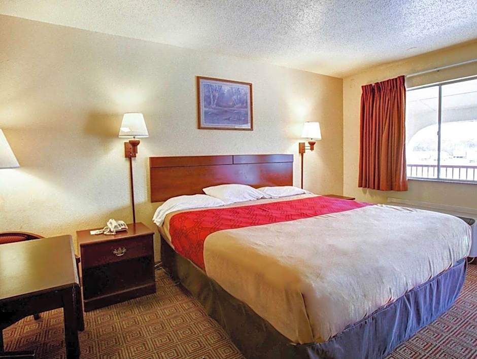 Econo Lodge San Marcos University Area