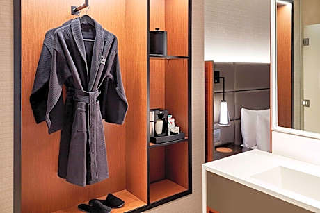 Deluxe Guest room, 1 King, Mountain view