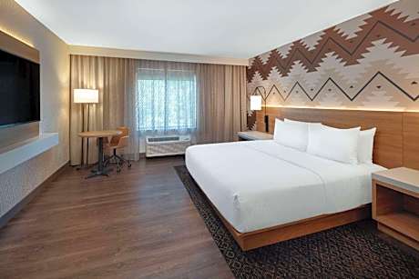 King Room with Roll-in Shower - Mobility Access/Non-Smoking