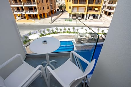 1 Queen Bed, Non-Smoking, Work Desk, Safe Box, Wi-Fi, Coffee And Tea Maker, Full Breakfast