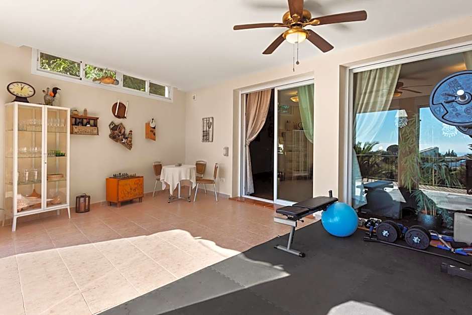 Infinity pool mansion by Costarentals - Ref 85