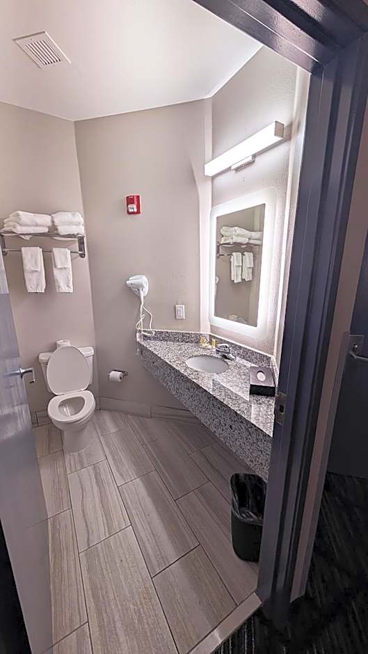 Days Inn & Suites by Wyndham Augusta Near Fort Eisenhower