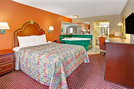 1 King Bed Suite Non-Smoking