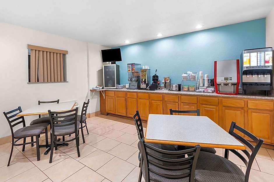 Super 8 by Wyndham Pleasanton