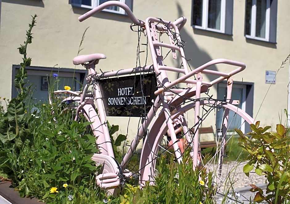 Hotel Sonnenschein - Spielerei im Sonnenschein