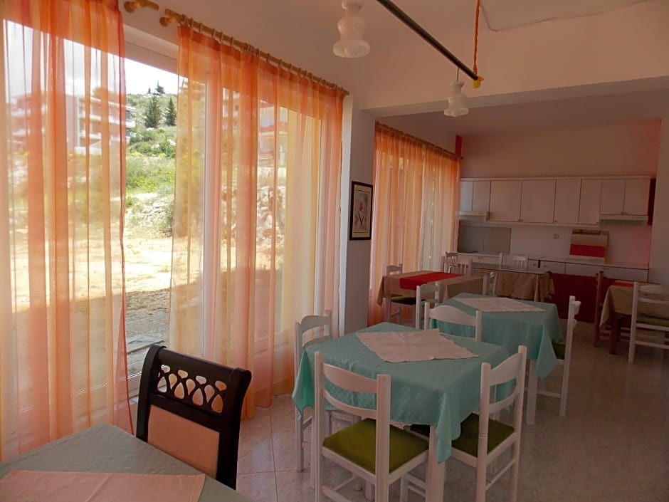 Damian Saranda Hotel