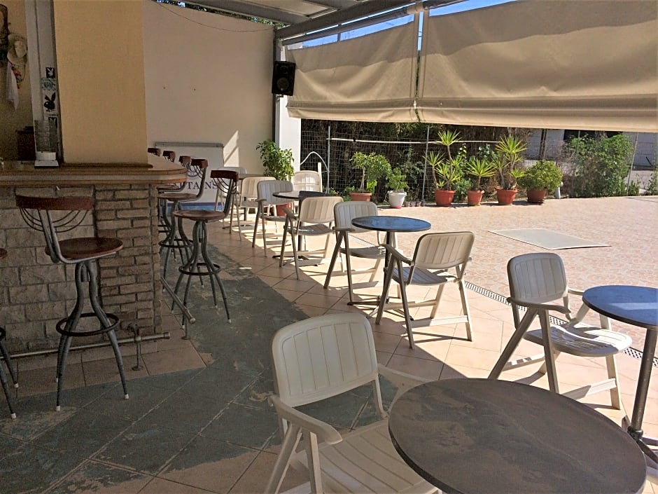 Captain's Studios & Apartments