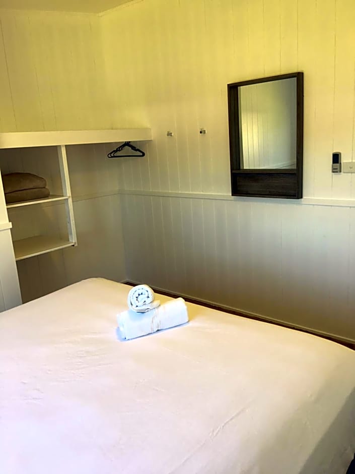 Lakeside Cabins & Holiday Village