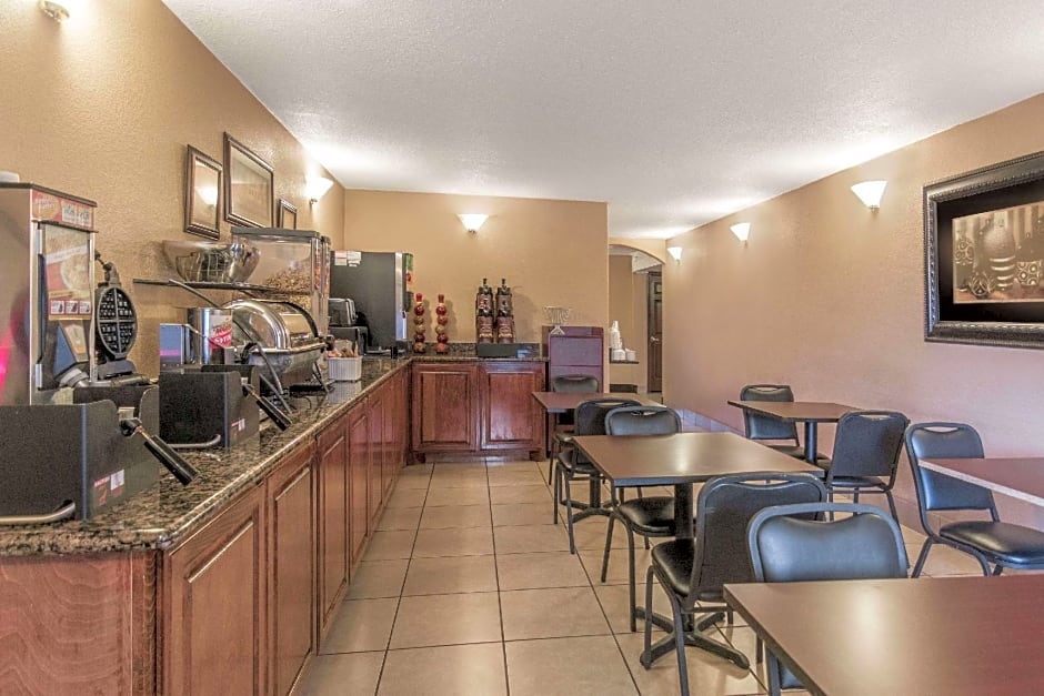 Super 8 by Wyndham Beaumont I-10 College St