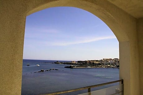 Yacht Marina Hotel