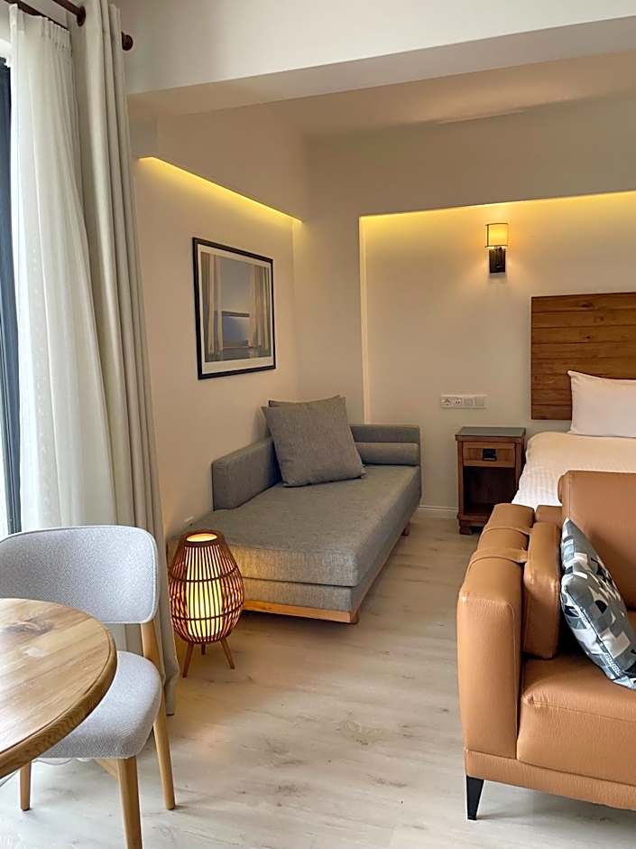 8 Rooms Hotel