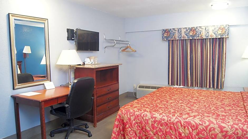 Holiday Lodge & Suites