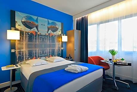 Classic Queen Room with City View