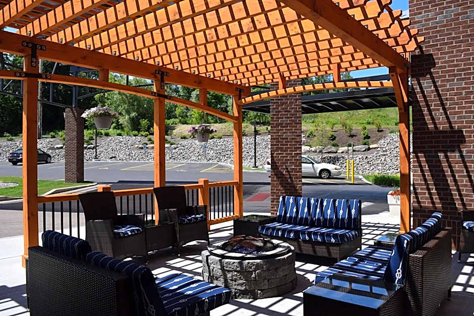 Holiday Inn Express & Suites Geneva Finger Lakes By IHG