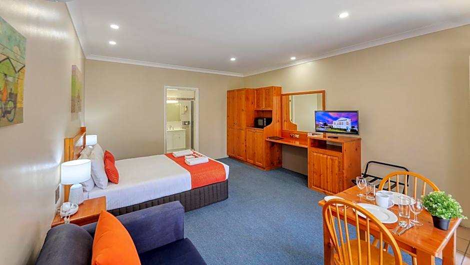 Photo 1 of 9 of Executive 1 Queen Bed, Jetted Tub