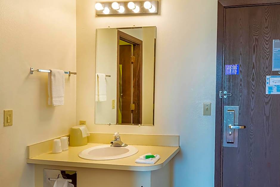 OYO Hotel Shelby MT Hwy 2 & I-15